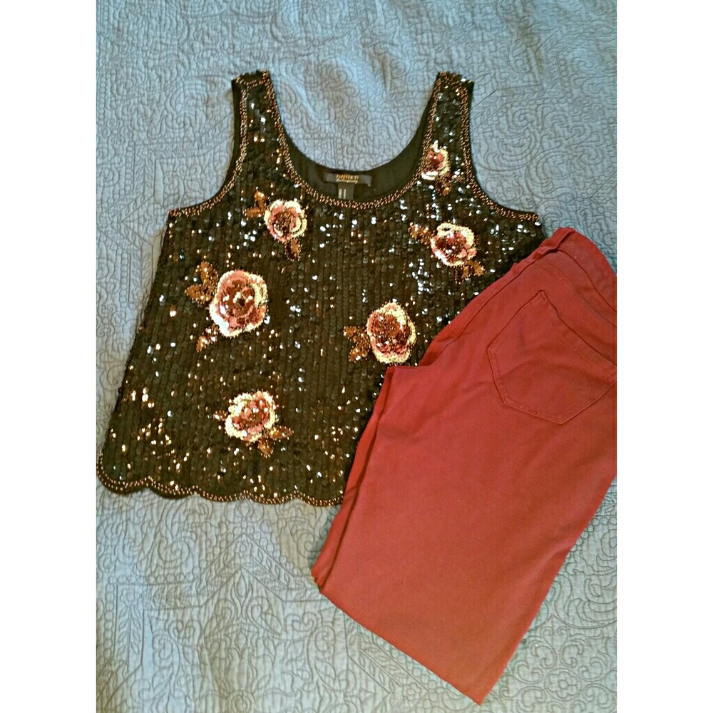 🌸Beautiful holiday floral sequin scalloped top